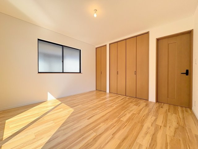 三郷市早稲田7丁目　中古戸建の洋室|収納が2ヶ所付いた洋室8帖・主寝室としていかがでしょう