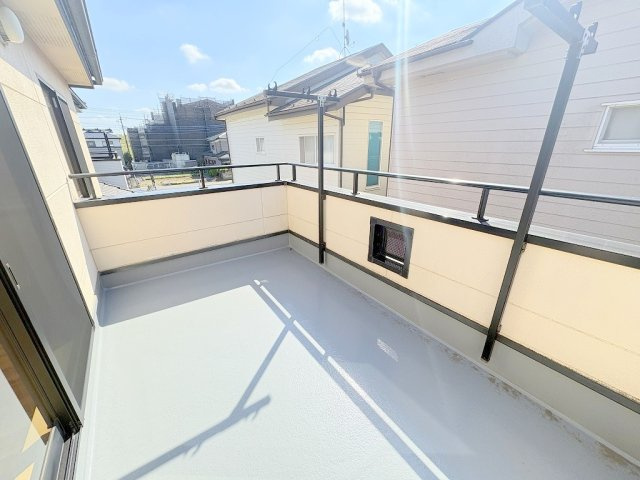 三郷市早稲田7丁目　中古戸建のバルコニー|南向きのワイドバルコニー