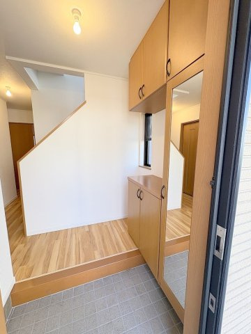 三郷市早稲田7丁目　中古戸建の玄関|姿見付きの玄関シューズボックス