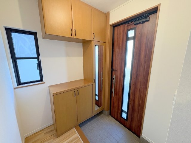 三郷市早稲田7丁目　中古戸建の玄関|自然光が差し込む窓付き玄関