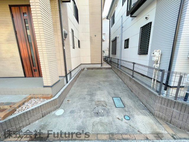 三郷市早稲田7丁目　中古戸建の駐車場|カースペース1台付き