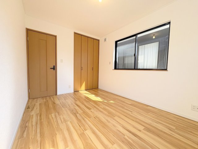 三郷市早稲田7丁目　中古戸建の洋室|収納付きの洋室6帖