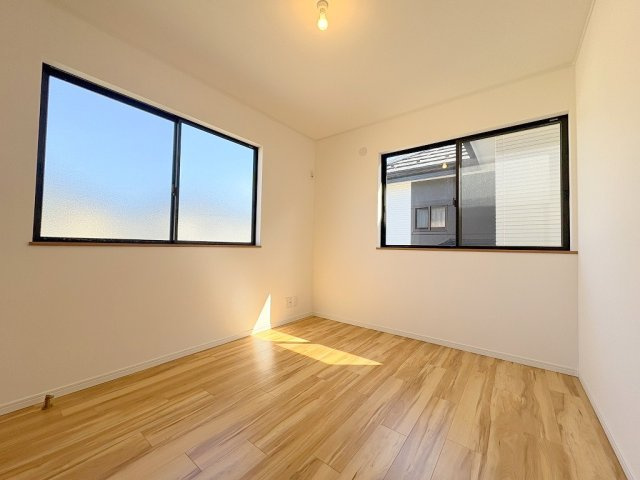 三郷市早稲田7丁目　中古戸建の洋室|2面採光で明るい洋室