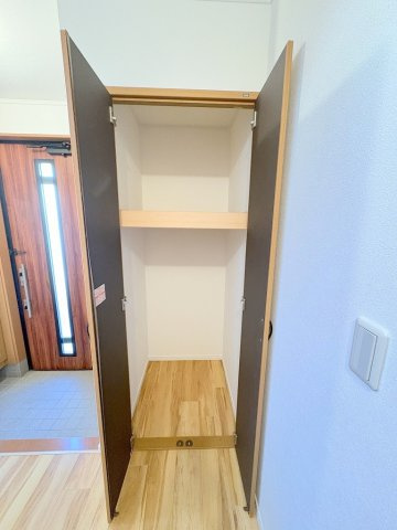 三郷市早稲田7丁目　中古戸建の収納|玄関横の収納は掃除用具やお出かけグッズの収納にも便利