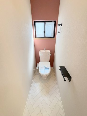 三郷市早稲田7丁目　中古戸建のトイレ|2階のトイレです