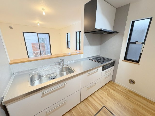 三郷市早稲田7丁目　中古戸建のキッチン|リビング全体が見渡せる対面システムキッチン