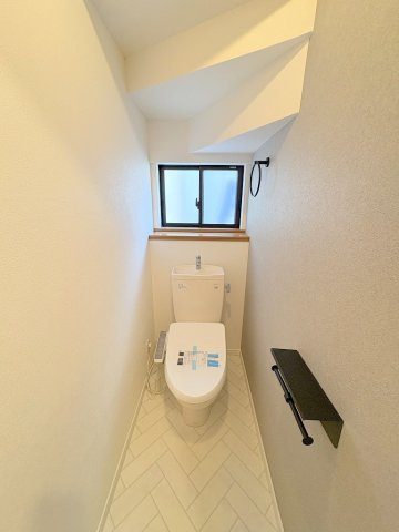 三郷市早稲田7丁目　中古戸建のトイレ|温水洗浄便座新規設置済み