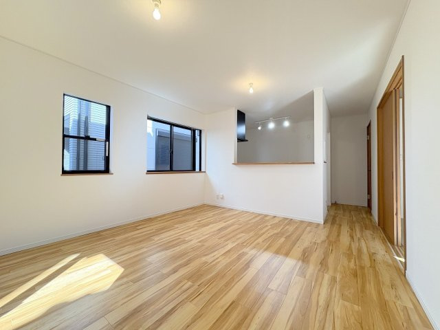 三郷市早稲田7丁目　中古戸建の居間・リビング|家族団らんで過ごすリビングは14帖の広さを確保