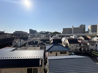 【展望】 | 眼前に広がる空の雄大さと、このお部屋の自慢の一つである「眺望」をご覧ください。毎日、この景色を独り占めできる新生活に夢が広がります。～即日のご見学可能～　お問合せはお気軽にどうぞ。