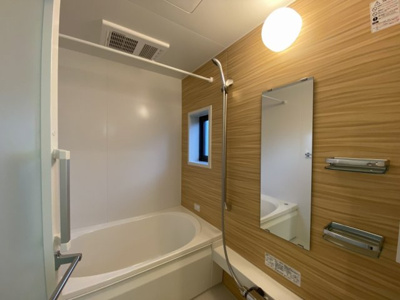 【浴室】 | ミレーニア東山田【SHM】 | 家族の入浴時間がずれても温められる追い焚き機能付きのバスルーム☆小窓があるので湿気がこもりにくくて良いですね☆