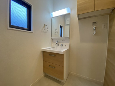 【独立洗面台】 | ミレーニア東山田【SHM】 | シャンプードレッサーで忙しい朝にも寝癖の付いた頭にも優しい☆お化粧するときにも大活躍です♪