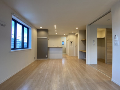 【居間・リビング】 | ミレーニア東山田【SHM】 | バルコニーに繋がる南西向き角部屋二面採光13.8帖のリビングダイニングキッチンです☆エアコン付きで1年中快適に過ごせますね☆