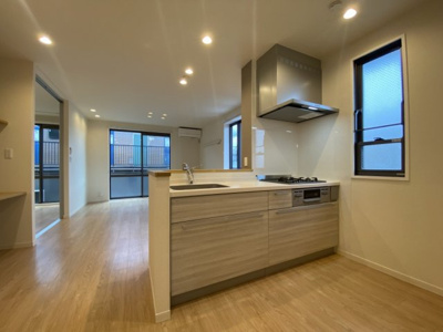 【キッチン】 | ミレーニア東山田【SHM】 | 換気のできる窓のあるキッチン♪システムキッチンタイプ☆場所を取るお鍋やお皿もすっきり収納できます♪
