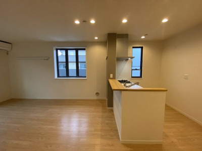 【居間・リビング】 | ミレーニア東山田【SHM】 | 人気なカウンターキッチンの13.6帖リビングダイニングです！カウンター部分には小物を置ける棚がついています！インテリアを飾って楽しむことも♪