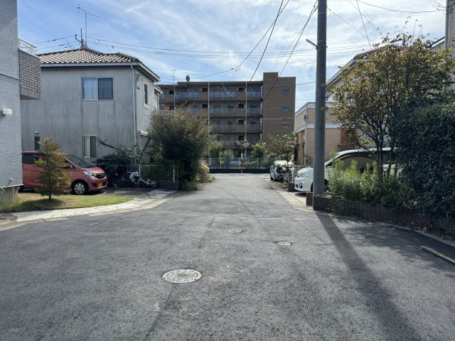 流山市平和台2丁目新築戸建【流山小学校：5分】の前面道路含む現地写真|南側前面道路・幅員約5ｍ