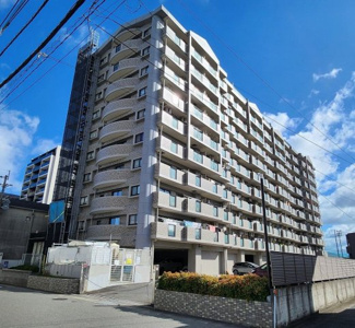 【外観】 | 吉塚駅まで徒歩13分で博多へのアクセス便利です。駐車場は一住戸一台確保されています。学校が近いので子育て中のファミリーにもおススメです♪