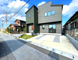 【駐車場】 | ご友人や親戚が遊びに来ても安心の★2台分の駐車スペース。
セカンドカーがあるご家庭にも嬉しい広さを確保。
洗車も出来る余裕のあるスペースには、もちろん自転車やバイクの駐輪も可能！