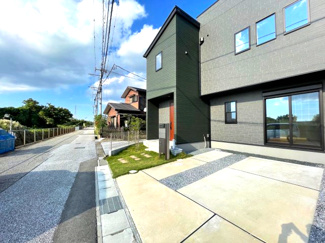 【前面道路含む現地写真】 | 前面道路は交通量も少なく安心です。
車の出し入れもスムーズに行えます。