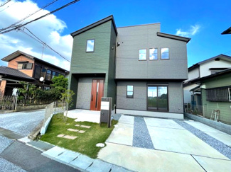 【外観】 | スカイバルコニーにすることで、すっきりとスタイリッシュな外観になります♪
黒い外壁が格好良くおしゃれです！！
シャッターを採用することで防犯面も安心です。
アプローチには芝生で優しさを取り入れました♪