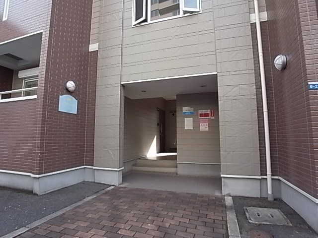 神戸市中央区下山手通８丁目のアパートのエントランス