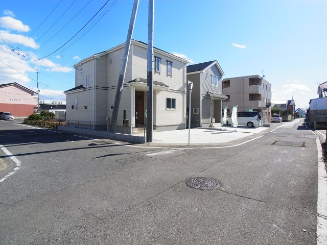 新築　高崎市下小鳥町2期　HeartfulTown　１号棟の前面道路含む現地写真|西側接道幅員約4.2ｍ　北側接道幅員約6ｍ