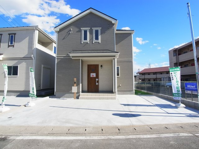 新築　高崎市下小鳥町2期　HeartfulTown　2号棟の駐車場|現地写真　駐車スペースは並列2～3台分可能です！
