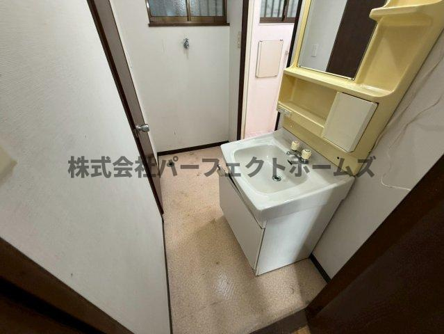 長尾家具町4丁目戸建　賃貸の洗面所|明るい洗面所です