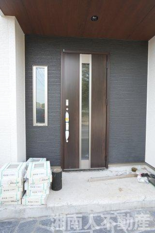 藤沢市辻堂太平台１丁目新築戸建の玄関|ゆったりとした玄関です