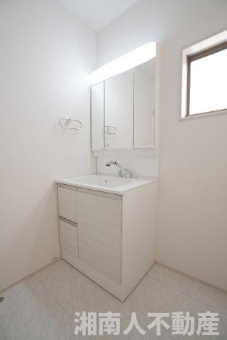 藤沢市辻堂太平台１丁目新築戸建の独立洗面台|独立洗面台、朝の身支度には欠かせません