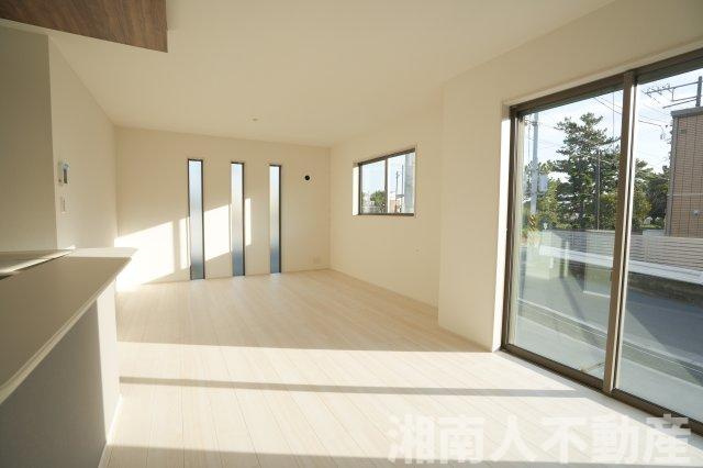 藤沢市辻堂太平台１丁目新築戸建の居間・リビング|使いやすいリビングです