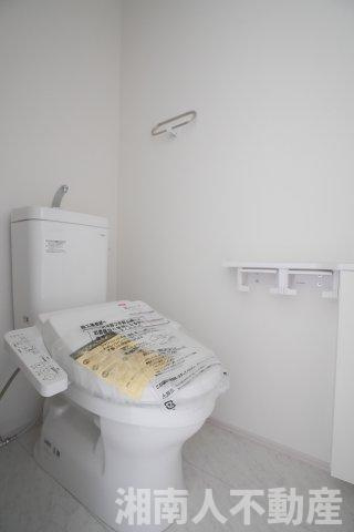 藤沢市辻堂太平台１丁目新築戸建のトイレ|落ち着いた色調のトイレです