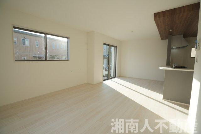 藤沢市辻堂太平台１丁目新築戸建の居間・リビング|ゆったり過ごせる居間です