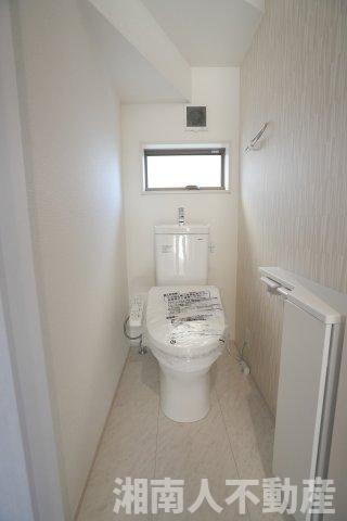 藤沢市辻堂太平台１丁目新築戸建のトイレ|落ち着いた色調のトイレです