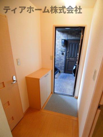 ヒールクリークMイーストの玄関|収納もある玄関です