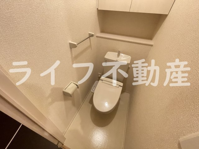 テェルツォラナのトイレ|落ち着いた色調のトイレです