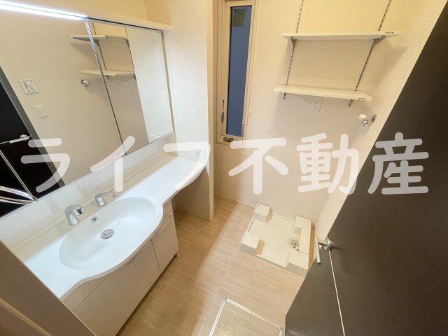 テェルツォラナの洗面所|明るい洗面所です