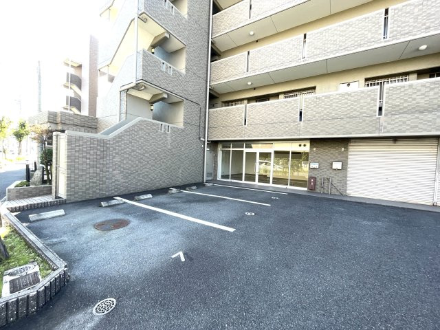 山田ビル鳴海の駐車場