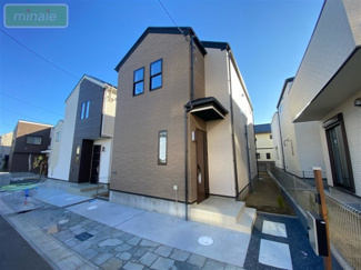 【外観】 | 販売現地
モダンなデザインが印象的な広々とした外観。閑静な住宅街に佇む魅力的な物件です。