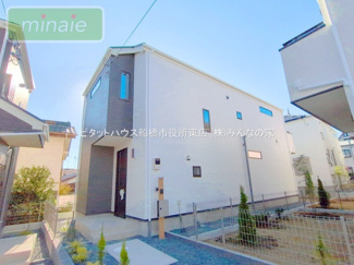 【外観】 | 販売現地
モダンなデザインが印象的な広々とした外観。閑静な住宅街に佇む魅力的な物件です。