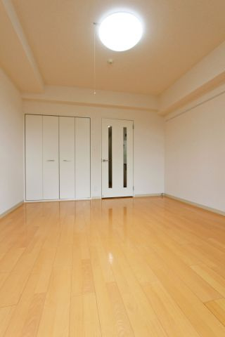 【居間・リビング】 | エストピア八潮 | フローリングの居室でおそうじも楽ちん