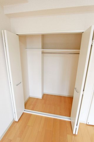 【収納】 | エストピア八潮 | 広々としたクローゼットで大切なお洋服も収納できますね☆