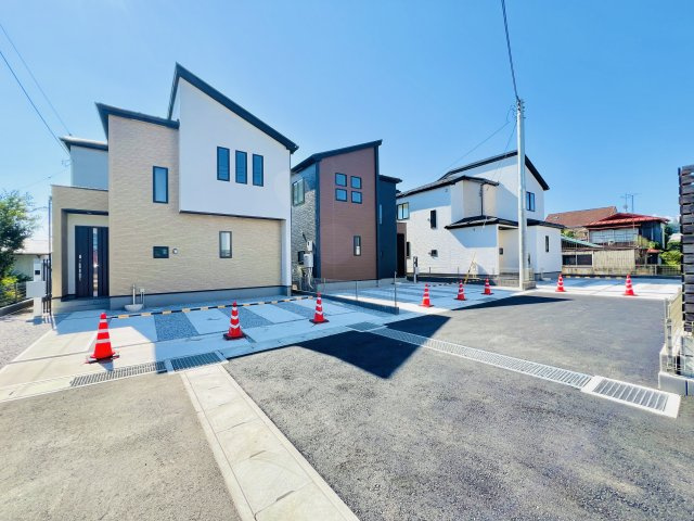 高崎市石原町2期（タクトホーム）　3号棟の前面道路含む現地写真|全３棟◎前面道路も広く駐車も楽々♪