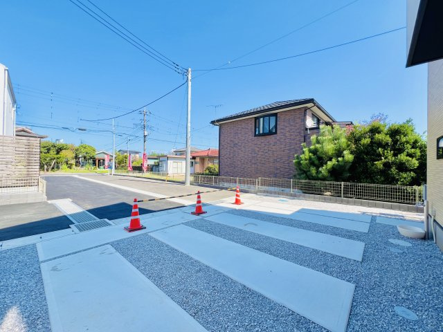 高崎市石原町2期（タクトホーム）　3号棟の前面道路含む現地写真|駐車スペース３台可◎敷地内で駐車も焦らずできます♪