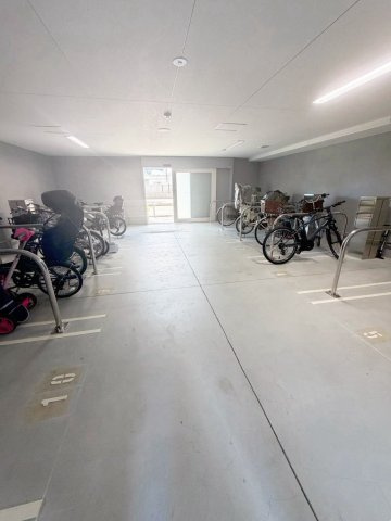 エステムコートパークウイングスの駐車場