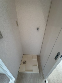 【展望】 | 独立洗面台の前にある室内洗濯機置き場です♪防水パンが付いているので万が一の漏水にも安心です！