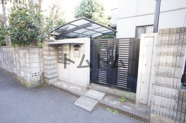 メゾンウイのエントランス