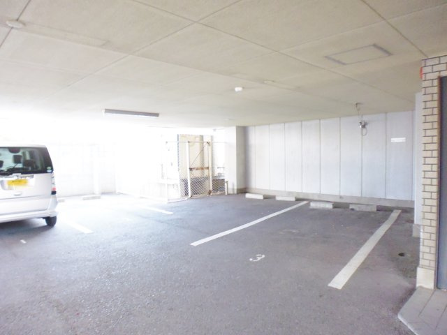 シングルマンション二見の駐車場