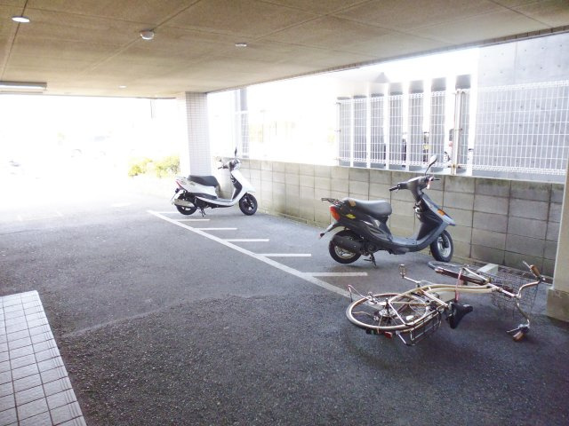 シングルマンション二見の駐車場