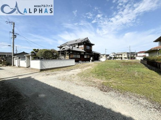 【外観】 | 東側には広々とした敷地があり多種多様に使えます♪