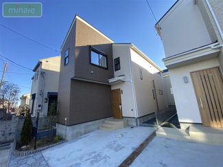 【外観】 | 販売現地
モダンなデザインが印象的な広々とした外観。閑静な住宅街に佇む魅力的な物件です。